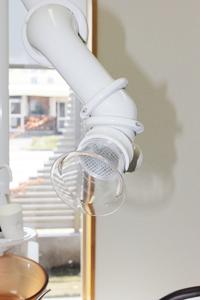 削っているときの飛び散りを吸い取り、患者さんの衣類を汚しません。。