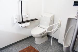 トイレも手すり付き